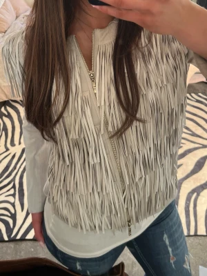 Jacka med fransar  - Cool mockajacka med fransar från twin set.