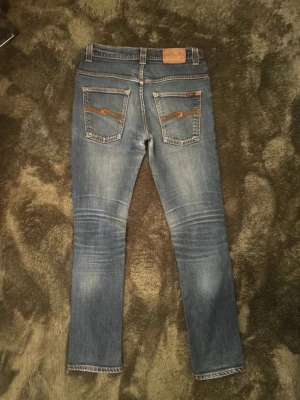 Nudie Thinn Finn  - Säljer dessa snygga nudie jeans i okej skick med en riktig snygg tvätt. Size 31/32 fits 30/32