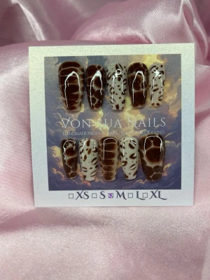 Feral (M);Medium Ballerina - Snygga handgjorda press-on naglar i brunt och beiget djur-mönster. Naglarna har en glansig finish och kommer i M: 16 mm, 12 mm, 12,5 mm, 11,5 mm, 10 mm. Perfekt för dig som vill ha en unik och trendig look. 