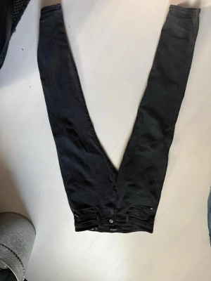 Svarta  jeans från reaply  - Säljer ett par svarta skinny jeans från reaply med klassisk femficksdesign och smal passform. Jeansen har hög midja och är tillverkade i stretchigt denimtyg för extra komfort. Perfekta för dig som gillar en slimmad look.