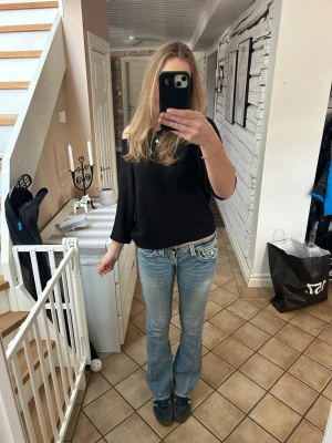 Ljusblå bootcut jeans från True Religion - Säljer ett par ljusblå bootcut jeans från True Religion. Helt okej skick dock är tyget lite slitet då de är gamla. Skulle säga att storleken är S. Hör av dig för mer info eller bilder💕