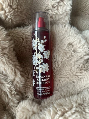 Japanese Cherry Blossom mist - En elegant doftmist från Bath & Body Works i doften Japanese Cherry Blossom.  Perfekt för dig som älskar fräscha och blommiga dofter. Skick: Nästan helt full! Endast testsprayad ca 5 gånger, så flaskan är i princip som ny (se bild för vätskenivå). Storlek: 236 ml / 8 fl oz. Kolla gärna på andra liknande plagg (sortiment) på min sida!