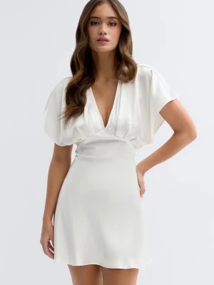 Vit kort klänning - Populär klänning från Gina Tricot! Vit kortklänning med v-ringning fram och snörning i ryggen. Klänningen är nästan helt slutsåld i alla storlekar. Endast testad, säljer för jag hittade en annan jag ville ha. Storlek 32 men skulle säga 32/34❣️nypris 499!