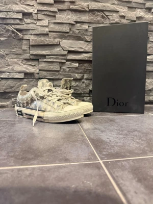 Dior B23 low - Säljer ett par Dior B23 som inte kommer till användning längre. Sjukt varsamt använda och riktigt snygga. VÄLDIGT EFTERTRAKTADE!! Passar 41-42, privat för äkthetsbevis