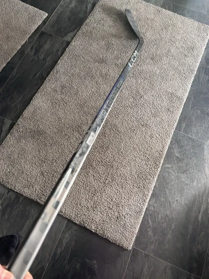 CCM Ribcor Trigger 6 Pro klubba - Säljer en svart CCM Ribcor Trigger 6 Pro hockeyklubba med 95 flex och P29 blad. Klubban är tillverkad i kolfiber och har en modern, lätt design som passar för snabba skott och bra puckkontroll. Perfekt för dig som vill ta ditt spel till nästa nivå.