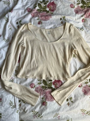 Brandy melville top - Ljus beige Crop top från Brandy❤️