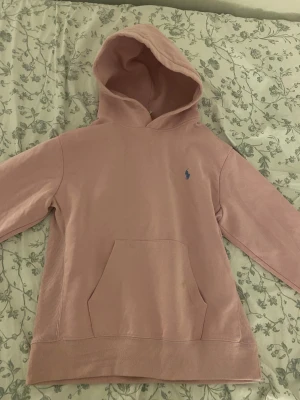 rosa raulph lauren hoodie  - rosa rauplh lauren hoodie i storlek S. liten fläck vid fickorna men inget man märker ute när man går bara i bra ljus vid inspektering. 