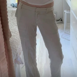 Beiga linnebyxor - Superfina ljusbeige linnebyxor i en kostymbyx-liknande modell. Väldigt mjuka och tunna, perfekt till våren och sommaren. Säljer då de är för stora i midjan 😊