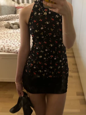 blommig halternecktopp - blommig halterneck topp, perfekt nu till våren o sommaren!🌺Supersnygg och enkel att styla med smycken eller sneakers.