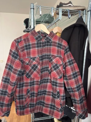 Flanelljacka - Röd flanelljacka från Lager 157 i storlek S (herr). Lite tjockare modell som passar perfekt för kyliga sommarkvällar eller tidig höst. 