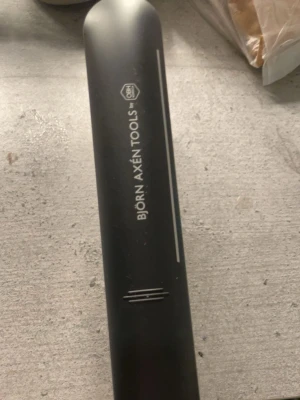 Volumaster från Björn Axén Tools - En svart volumaster från Björn Axén Tools med räfflade plattor för att skapa volym i håret. Tången har en stilren design i matt svart plast och metall, perfekt för att fixa extra volym till håret!