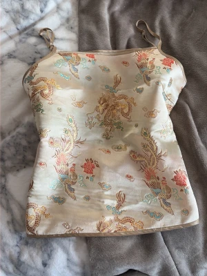 Topp från NA-KD - Köpt på Plick, aldrig använd själv.💓 super gullig men kommer tyvärr inte till användning. Köpte den för 70kr.💓