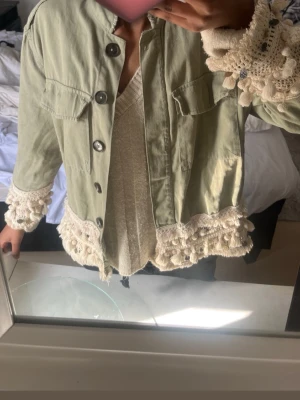 Grön overshirt med virkade detaljer - snygg ljusgröna från Zara som inte säljs längre. Använt kanske 4 gånger och kommer inte till användning längre. pris kan diskuteras 