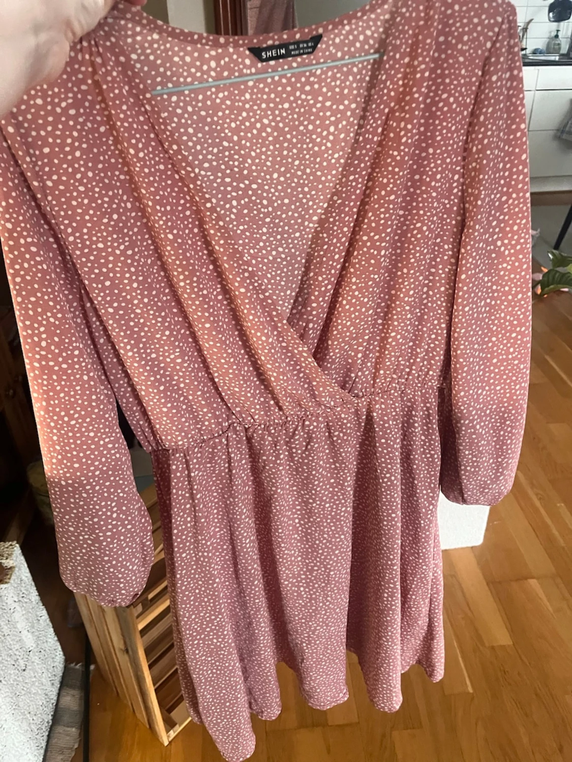 Rosa prickig omlottklänning Shein - 1