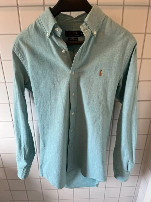 Ralph lauren skjorta  - Nu säljer jag min turkosa ralph lauren skjorta! Den är i storlek S och är slim fit. Användes under förra sommaren men är som nyskick. Hör av dig för fler frågor och bilder!!!