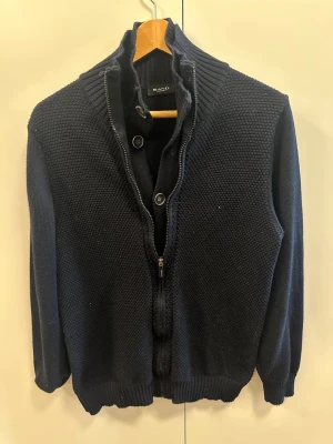 Fullzip/cardigan sand of copenhagen - Fin kofta från Sand i mycket bra skick. Storlek Large men passar mer som en medium. Knappar och dragkedja 