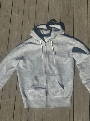 Grå zip-hoodie från Polo Ralph Lauren - Snygg grå hoodie med dragkedja från Polo Ralph Lauren.