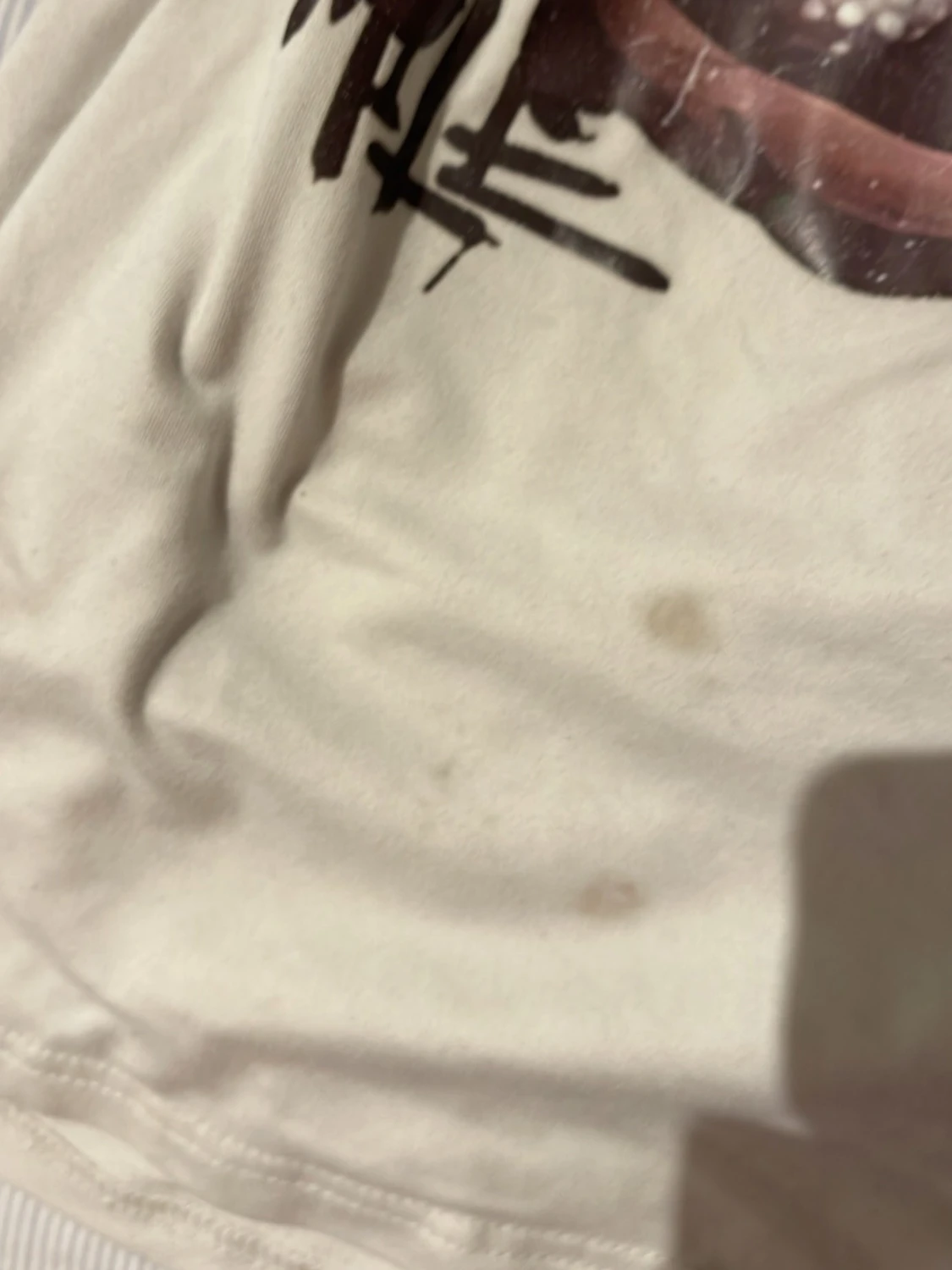 Vit t-shirt med grafiskt tryck - 2