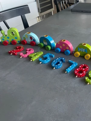 Födelsedagståg - Födelsedagståg i trä från Jabadabado med lok, vagnar och siffror från 0 till 9. Perfekt dekoration till barnkalas eller födelsedag.