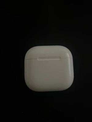 Apple AirPods 4 (Utan ANC) - Säljer ett par AirPods 4 som är i fantastiskt skick. Anledningen till försäljningen är att jag har två par nu så jag behöver inte dessa. Jag rekommenderar starkt dessa som en fin present till en vän eller någon annan, de är riktigt bra. Kan skickas snabbt, vänligen kontakta mig om pris!