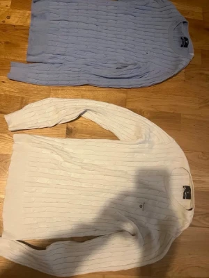 Stickade tröjor från Gant, blå & vit - Båda storlek XS rekommenderar, dem är väldigt tajta båda. Dem är nog unisex passar tjejer också dem är bra undertröjor för zip ups . Båda är köpt på Gränby Uppsala för 799 kr each! Använt 1 gång 