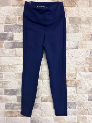 Mörkblå träningstights H&M Move - Mörkblå träningstights från H&M Move med hög midja och smidig passform. Tightsen har en enkel design och är tillverkade i stretchigt material som passar perfekt för träning eller sportaktiviteter.
