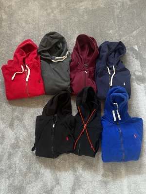 RALPH LAUREN ZIP/HOODIES 300KR/ST - 300 kr/st                                                                           Skriv för mer info!                                                            Storlekar från S-M