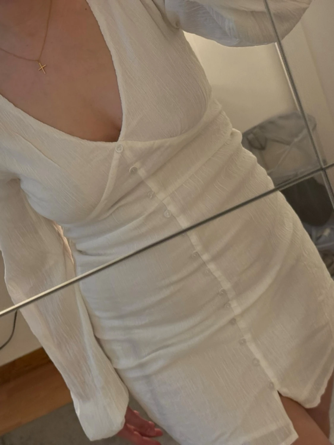 Vit kort omlottklänning med knappar - 3