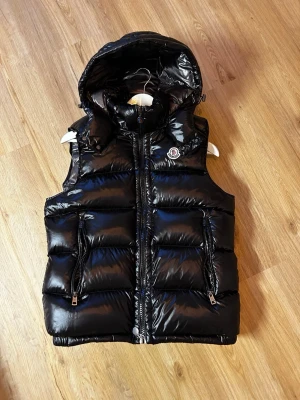 Moncler Bormes Väst - Storlek 1 (small), finns ett litet hål, annars i väldigt fint skick, tags finns kvar