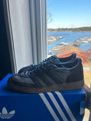 Adidas spezial  - Mörkblåa adidas spezial köpta i vintras så inte använda så värst mycket.                           Inga defekter. Kom gärna mer bud