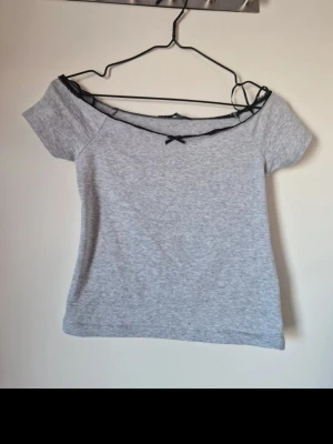 Kort off shoulder topp - Helt ny och endast provad. Storlek M men jag som vanligtvis har S-M i mindre toppar tyckte det var tajt vid armhålan. Katt finns i hemmet. Jag har fler toppar till salu