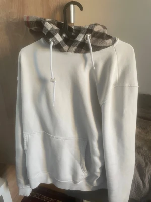 Burberry hoodie sällsynt - Burberry hoodie sällsynt, knappt använd och riktigt snygg passar S-M
