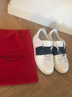 Valentino Open - Valentino Opens i mörkblå färg. Sjukt feta och säljer för de tyvärr är för små för mig. Skickar de samma dag!🔥 Skriv vid funderingar osv👌🏼