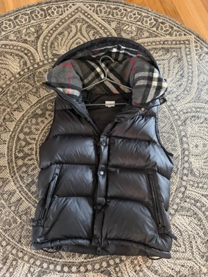 Burberry väst/jacka - Säljer denna burberry väst/jacka som är i bra skick 