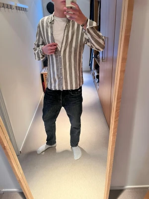 Linneskjorta 100%  - Tjena, säljer nu denna riktigt feta linneskjorta än från bläck i 100% linne. Skicket är väldigt bra, skulle säga 9/10. Stoleken är M, killen på bilden är 182 cm. Släng iväg ett dm för frågor! ✌🏼🍾