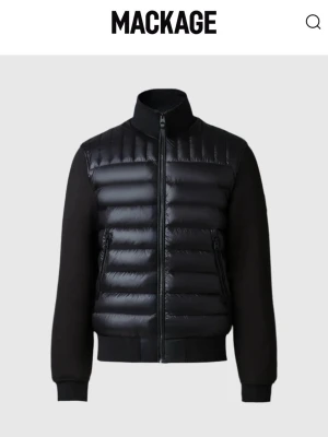 Mackage cardigan  - Snygg svart cardigan från Mackage. Köpte ny från hemsidan för 6000kr. Jackan har hög krage, dragkedja framtill och ribbade muddar. Perfekt för kalla dagar och ger en stilren look.