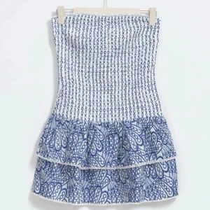 Blåvit bandeu klänning - såå fin sommarklänning från Gina Young, aldrig använd med lappen kvar!! Storleken är 158/164 men den är sjukt stretchig så passar säkert allt ifrån xs-m beroende på hur man vill att den ska sitta💘💘 