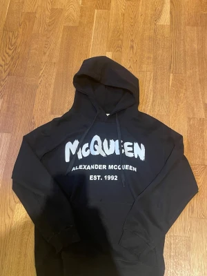 Alexander mcqueen  - Snygg och skön hoodie skick 8/10, inga synliga defekter alls. Endast använd cirka 4 gånger pris 750kr. STORLEK S-M 