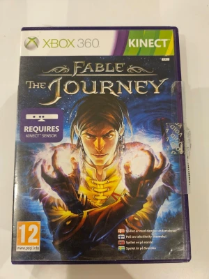 Fable: The Journey till Xbox 360 - Fable: The Journey är ett actionäventyrsspel till Xbox 360 som kräver Kinect-sensor. Omslaget har en fantasifull illustration i blått och gult med magiska krafter. Spelet är textat på flera nordiska språk och kommer i ett klassiskt plastfodral.