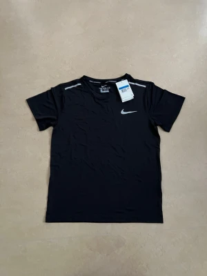 Nike miler T-shirt svart storlek medium  - Ny Nike t-shirt i stilren design. Perfekt basplagg till gym/vardag/sommar.  Oanvänd Populär modell Säljs snabbt  Skickas direkt 📦