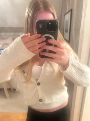 Vit kofta från Lager 157 - Säljer en superfin och mjuk vit kofta från Lager 157 i storlek 160, är också som XS. Är i bra skick och den passar till allt! 