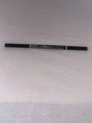Ögonbrynspenna Nyx - Blonde - Säljer ögonbrynspenna i färgen blonde från nyx. Oanvänd men saknar orginalförpackning