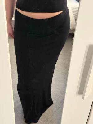 Svart långkjol - Super fin kjol som inte kommer till någon användning. Passar även S/36🤍