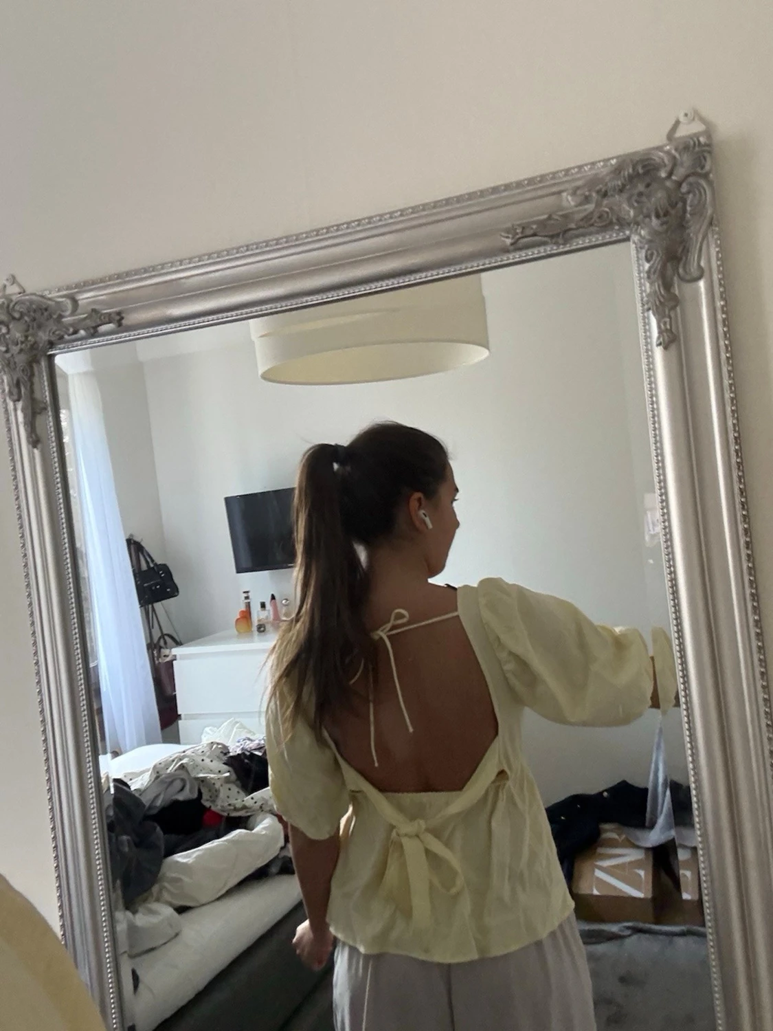 Gul blus med öppen rygg och knyt - 1