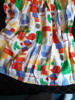 Vintage style kjol från Westerlind  - Retro-style this knee high colourful, but not overwhelmingly colourful skirt from Westerlind. In very good condition. 2 packets on its sides. Zipp and buttons at the back. Waist: 40 cm. Length: 57 cm I think will fit size M/L.