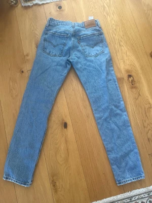 Levi's blå raka jeans - Levis 501 i storlek 24/30. Gott skick utan defekter. 