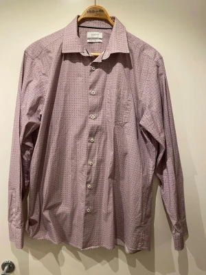 Mönstrad skjorta från Jack's - Skjorta från Jack's med diskret småmönster i storlek L. 