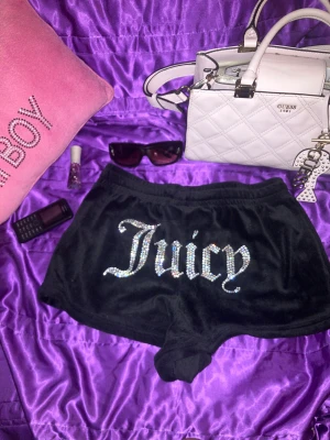 Shorts, Juicy Courture - Svarta mjukisshorts ifrån Juicy Couture i fint skick, lite av färgen på dragkedjorna har försvunnit och så finns det även en liten skråma (finns med på bild 3). Säljer då jag tyckte de satt märkligt på mig. Hör av dig vid frågor💕 Tryck inte på köp, kontakta mig först!
