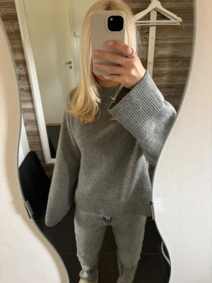 Grå jeans-Ginatricot🩶 - Högmidjade grå rak jeans från Ginatricot. En skön och snygg passform med en grå snygg tvätt. Använda en gång. 🩶🩶