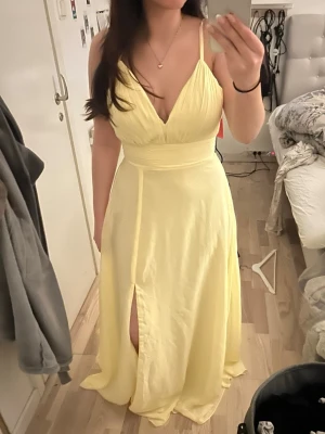 Ljusgul balklänning 💛 - Säljer min balklänning då jag har en annan , klänningen är aldrig andvänd och har prislappen kvar! Kan absolut gå ner i pris. Storlek 38 men passar mig som brukar ha 36 också! Super fin 💛